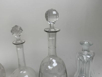 Ensemble de 4 carafes ou carafons en verre...