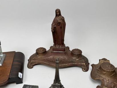 A collection of 11 desk inkwells with pen...