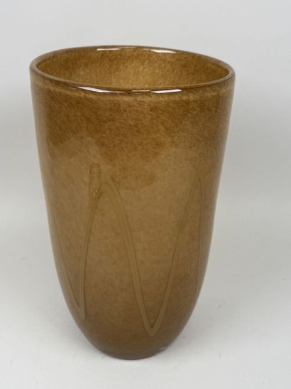 Important vase en verre à décor sur fond...