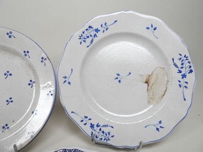 Lot de cinq assiettes en faïence.
XIXe et...