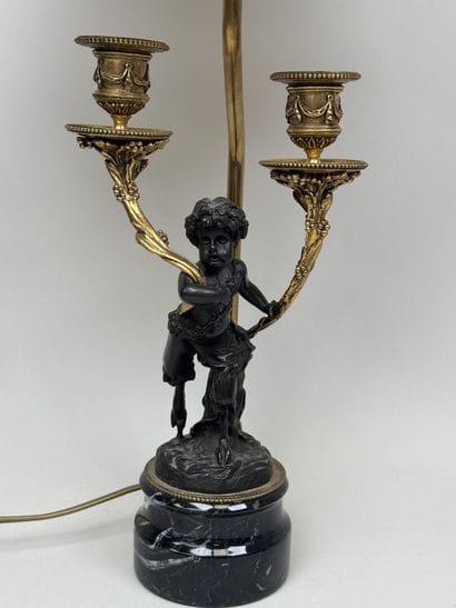 École, XXe.
Pied de lampe en bronze à deux...