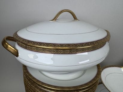 LIMOGES, 20th century.
A substantial dinner...