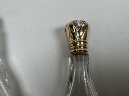 Deux flacons à sel en cristal taillé, l'un...