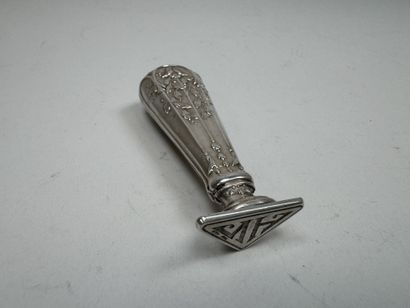 Sceau à cacheter en argent repoussé à décor...