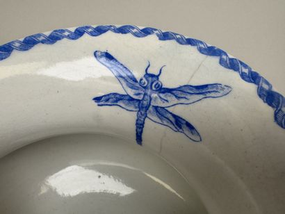 GIEN.
Lot en faïence polychrome comprenant...