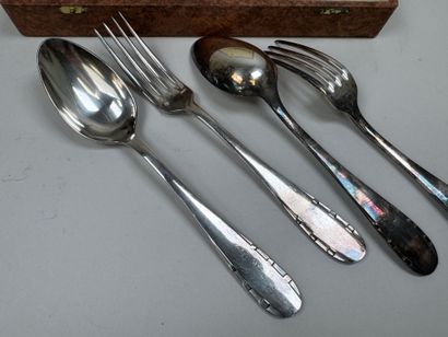 ARGENTAL.
Série de 12 couverts de table en...