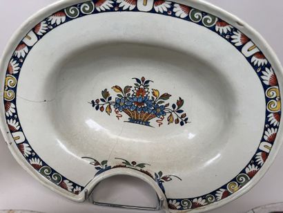 Lot en faïence polychrome comprenant :
-...
