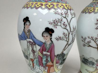 CHINA, 20th century.
Pair of baluster vases...