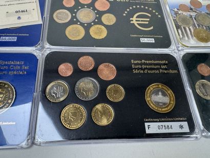 12 coffrets numismatique de pièces en Euro...