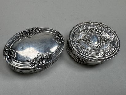 Deux petites boites piluliers en argent dont...