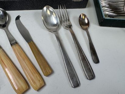 ERCUIS.
Ménagère en métal argenté modèle...