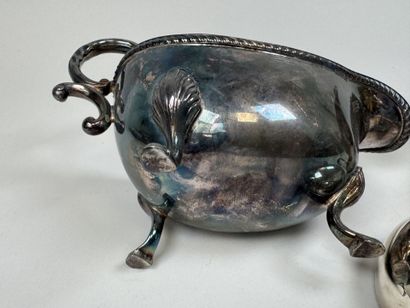 Paire de saucières tripodes en métal argenté,...