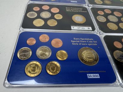 12 coffrets numismatique de pièces en Euro...