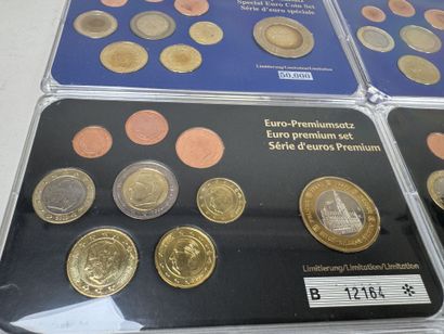12 coffrets numismatique de pièces en Euro...