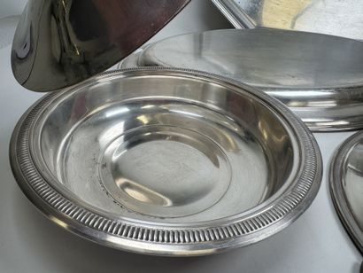 Lot en métal argenté :
- plat de forme ovale.
51...