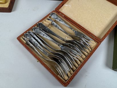 Important lot de couverts de table et de...