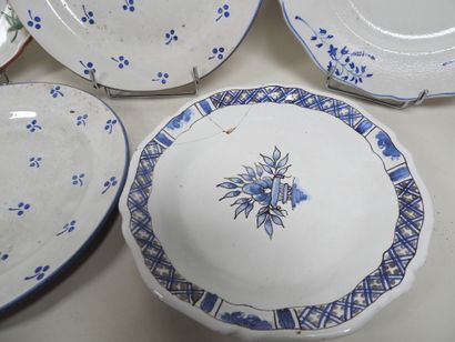 Lot de cinq assiettes en faïence.
XIXe et...