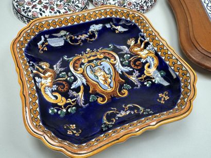 GIEN.
Lot en faïence polychrome comprenant...