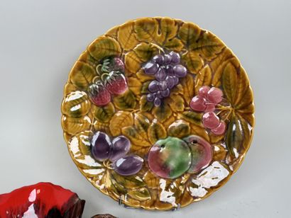 Small lot consisting of: 
- Ceramic leaf-shaped...