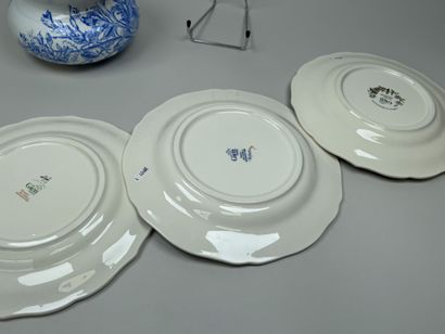GIEN.
Lot en faïence polychrome comprenant...