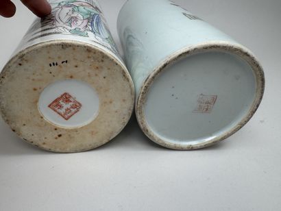 CHINA, 20th century.
Two cylindrical vases...