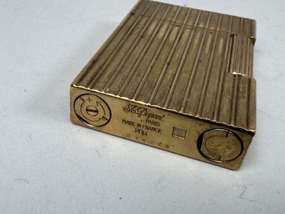 S.T. DUPONT à Paris.
Briquet en métal doré...