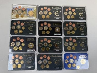 12 coffrets numismatique de pièces en Euro...