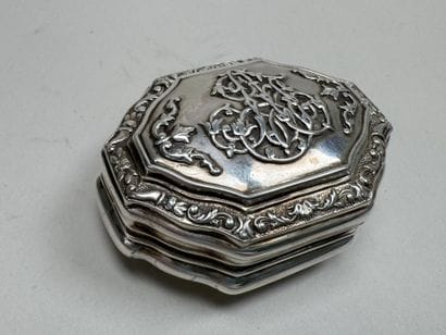 Petite boite pilulier en argent à décor d'un...