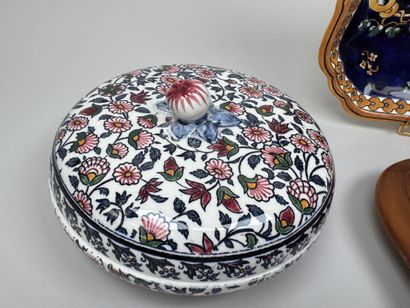 GIEN.
Lot en faïence polychrome comprenant...