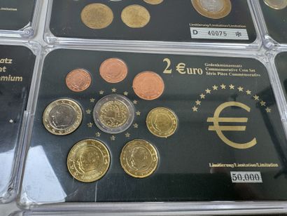 12 coffrets numismatique de pièces en Euro...