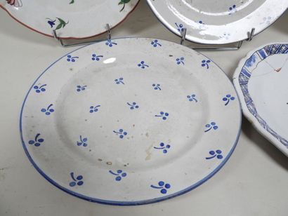 Lot de cinq assiettes en faïence.
XIXe et...