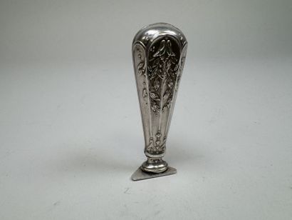 Sceau à cacheter en argent repoussé à décor...