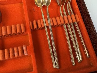 Partie de ménagère en inox comprenant :
-...