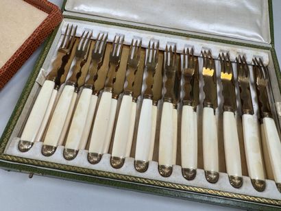 Important lot de couverts de table et de...