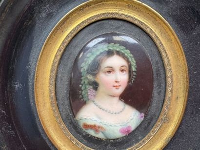 École, fin XIXe.
Buste de femme.
Miniature...