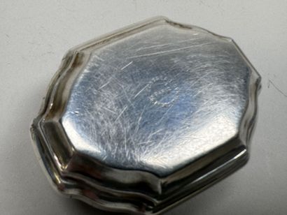 Petite boite pilulier en argent à décor d'un...