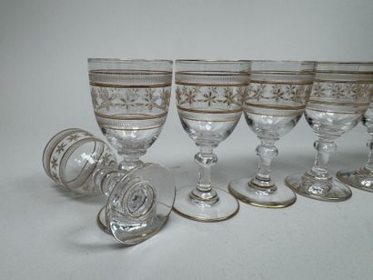 Série de 8 petits verres sur pied à liqueur...