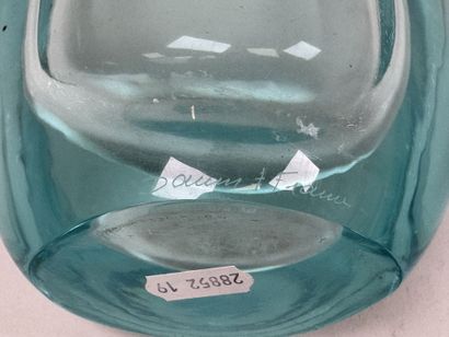 DAUM.
Vase en cristal teinté bleu.
Estampillé.
H....