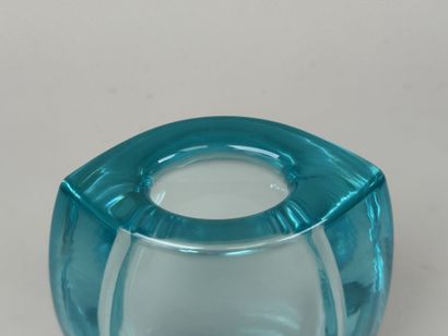 DAUM.
Vase en cristal teinté bleu.
Estampillé.
H....