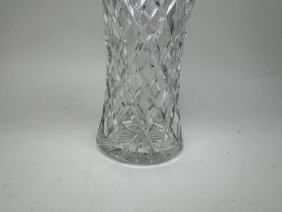 Vase en verre taillé à décor de motifs géométriques.
H....