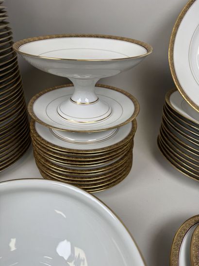 LIMOGES, 20th century.
A substantial dinner...