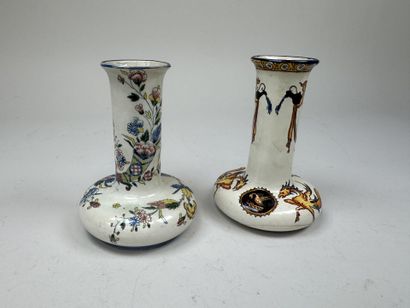 GIEN.
Deux vases soliflores en faïence polychrome.
H....