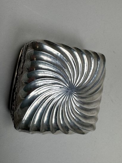 Petite boite en argent à décor en repoussé...