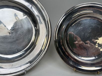 CHRISTOFLE.
Deux plats ou assiettes circulaires...