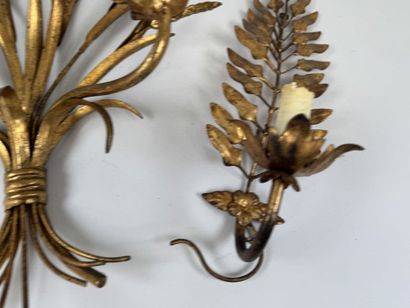 Applique en métal doré à deux bras de lumière...