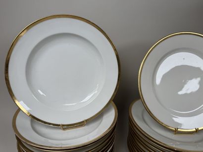 Deux parties de service en porcelaine blanche...