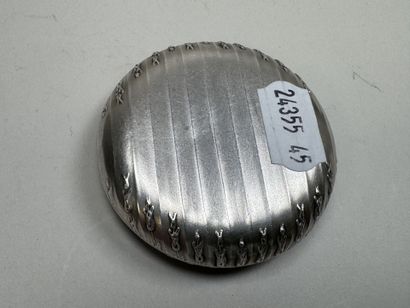 Petite boite poudrier en argent à décor d'un...