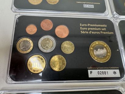 12 coffrets numismatique de pièces en Euro...