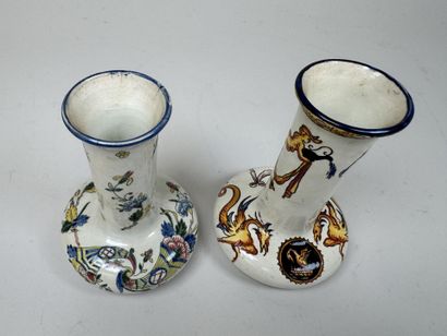 GIEN.
Deux vases soliflores en faïence polychrome.
H....