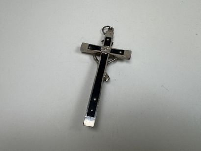 Crucifix pendentif en métal et bois noirci.
Fin...